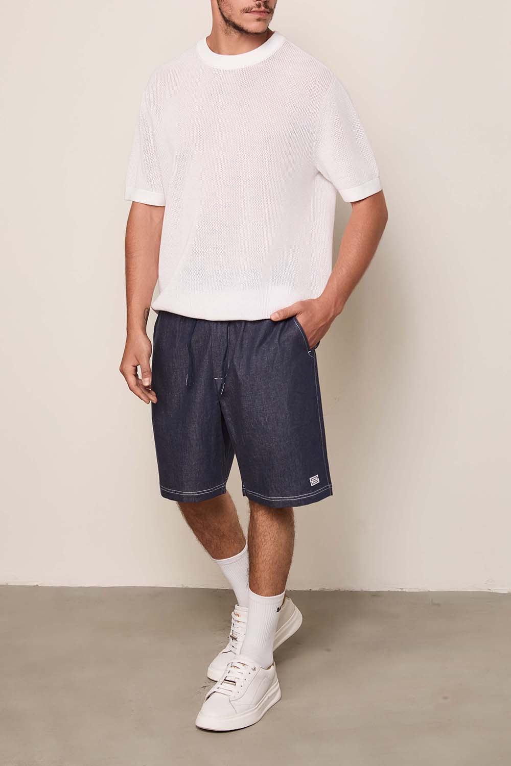 תמונת כל הלוק של חולצת טי